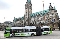 Zwei Mercedes-Benz Hybrid-Busse