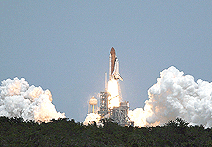 Space Shuttle ATLANTIS auf Wartungsmission zum HUBBLE-Weltraumteleskop