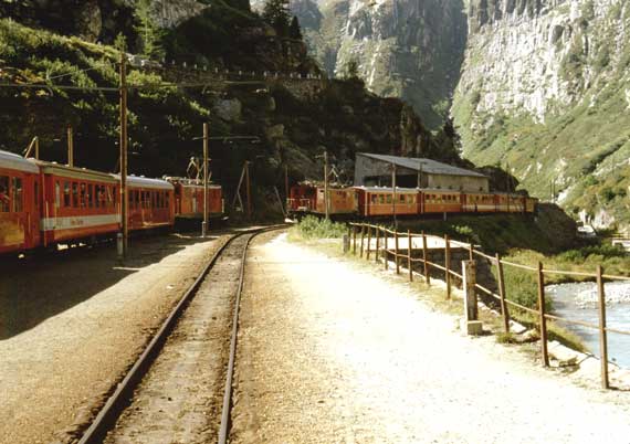 Zugkreuzung in Gletsch. Links wartet der Glacier in richtung Zermatt, rechts luft der Gegenzug nach St. Moritz ein