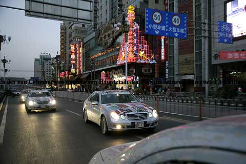 In der von Lehmbergen umgebenen Hauptstadt der Provinz Gansu leben etwa 1,4 Millionen Menschen. Als Garnisonsstandort spielte Lanzhou über Jahrhunderte hinweg eine wichtige Rolle. Zudem kreuzten sich hier von alters her die Handelsrouten nach Lhasa, Sibirien, Indien und Zentralchina In der von Lehmbergen umgebenen Hauptstadt der Provinz Gansu leben etwa 1,4 Millionen Menschen. Als Garnisonsstandort spielte Lanzhou über Jahrhunderte hinweg eine wichtige Rolle. Zudem kreuzten sich hier von alters her die Handelsrouten nach Lhasa, Sibirien, Indien und Zentralchina