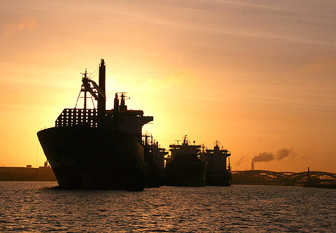 REFLEKTION.INFO - Bild des Tages: Sonnenaufgang im Hamburger Hafen