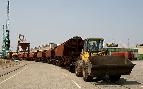 KOMATSU-Knicklader  als Zuglokomotive