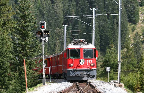 REFLEKTION.INFO - Bild des Tages:   Rhtische Bahn - Einfahrt nach Litzirti