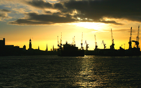 Sonnenaufgang im Hamburger Hafen