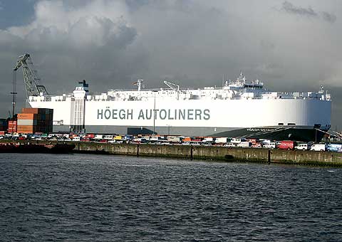 CaCa-Frachter (Car Carrier) HEGH DETROIT am Unikai / Oswaldkai in Hamburg.