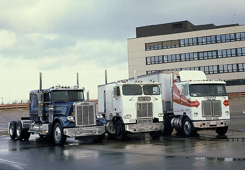 REFLEKTION.INFO - Bild des Tages:  US-Trucks FREIGHTLINER und WHITE 