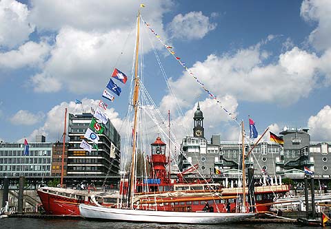REFLEKTION.INFO - Bild des Tages : Kreuzeryacht ARTEMIS