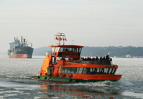 REFLEKTION.INFO - Bild des Tages:  Hamburger Hafenfhre TOLLERORT im Eis