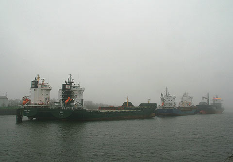 REFLEKTION.INFO - Bild des Tages:  Trbe Aussicht: Arbeitslose Container-Feeder im Hamburger Hafen
