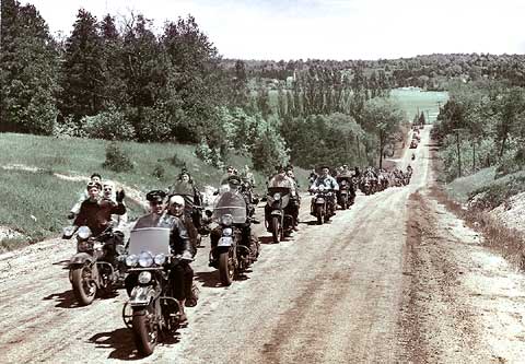 REFLEKTION.INFO - Bild des Tages :  Sonntagsausflug mit HARLEY-DAVIDSON 