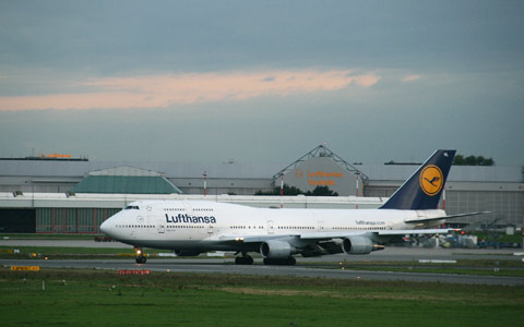 LUFTHANSA  BOEING 747-400  MNCHEN D-ABVL