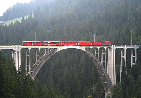 REFLEKTION.INFO - Bild des Tages: LANGWIESER VIADUKT  -  RHTISCHE BAHN  CHUR-AROSA