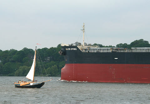 REFLEKTION.INFO - Bild des Tages:  Begegnungen auf der Elbe