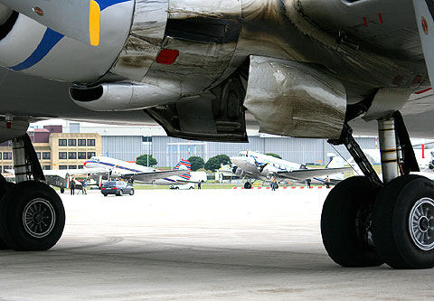 REFLEKTION.INFO - Bild des Tages:  Fahrwerk der DC-6 G-APSA