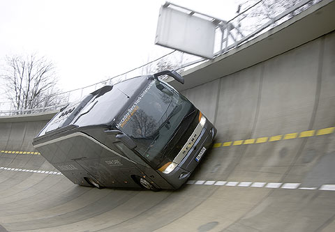 REFLEKTION.INFO - Bild des Tages:  SETRA S 411 HD in der Steilwandkurve