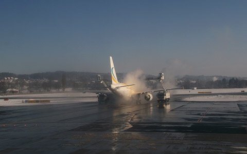 Fluzeugenteisung   COMLUX MALTA  A318 9H-AFT