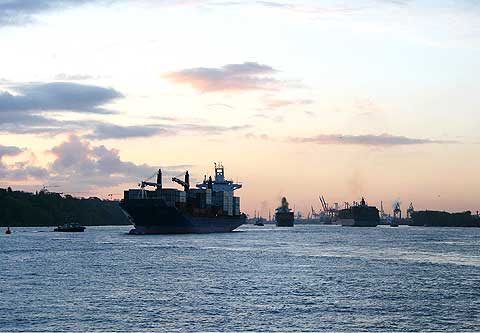 REFLEKTION.INFO - Bild des Tages: Bei Sonnenaufgang im Hamburger Hafen