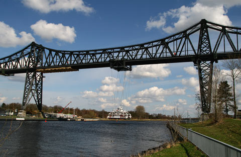 Schwebefhre an der Eisenbahnhochbrcke Rendsburg am Kiel Canal