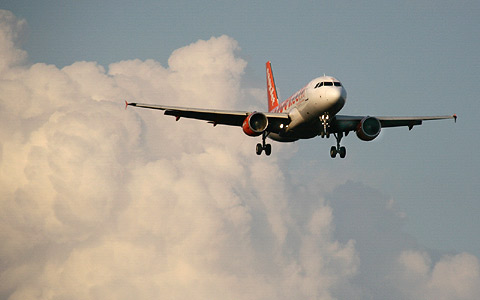 EASY JET  AIRBUS A319-100  G-EZID