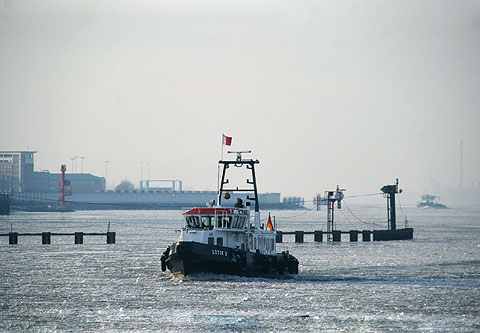 REFLEKTION.INFO - Bild des Tages:  Lotsenboot LOTSE 2 im Hamburger Hafeneis