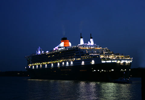 REFLEKTION.INFO - Bild des Tages: QUEEN MARY 2 verlt Hamburg