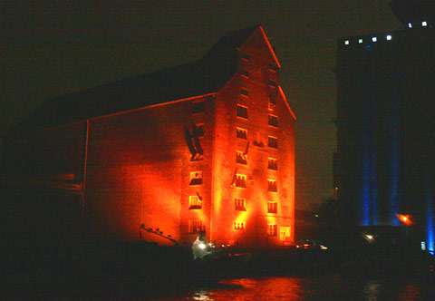 REFLEKTION.INFO - Bild des Tages:  Hamburger Hafen - Illuminationen am REIHERSTIEG