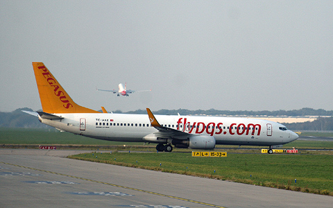 PEGASUS AIRLINES BOEING 737-800 TC-AAZ