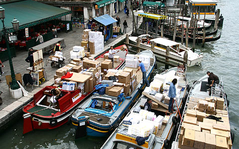 Paketdienst auf dem Canal Grande in Venedig