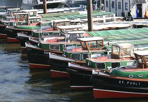 REFLEKTION.INFO - Bild des Tages:  Hamburg - Hafenbarkassen