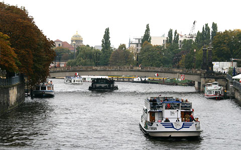 Touristikboote auf der Spree