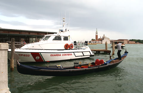 Venedig: Küstenwache und venezianische Gondel