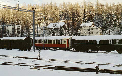 REFLEKTION.INFO - Bild des Tages : Weihnachtsabend im Bahnhof St. Moritz der Rhtischen Bahn