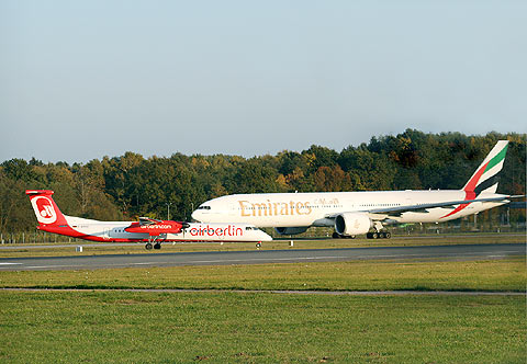 REFLEKTION.INFO - Bild des Tages:  AIR BERLIN Q400 D-ABQG und EMIRATES B777-300ER A6-EBR