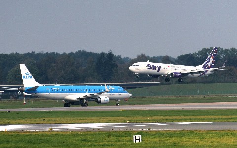 KLM EMBRAER 190-100STD  PH-EZD  -  SKY BOEING 737-900 TC-SKN