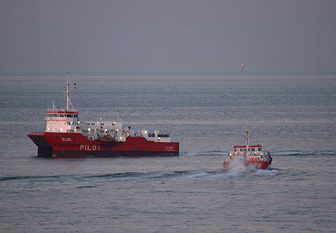 REFLEKTION.INFO - Bild des Tages : SWATH-Lotsenstationsschiff ELBE und Lotsenboot BORKUM 