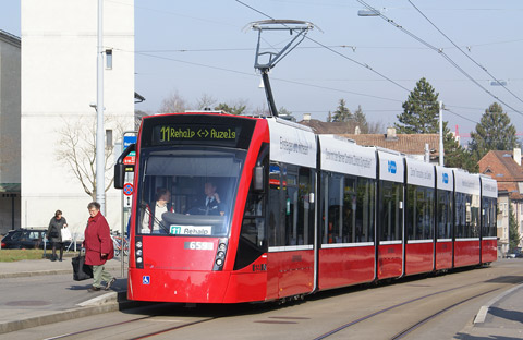 Berner Combino-Tram in Zrich