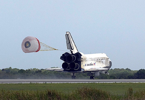 REFLEKTION.INFO - Bild des Tages:  DISCOVERY landet nach Mission STS-119