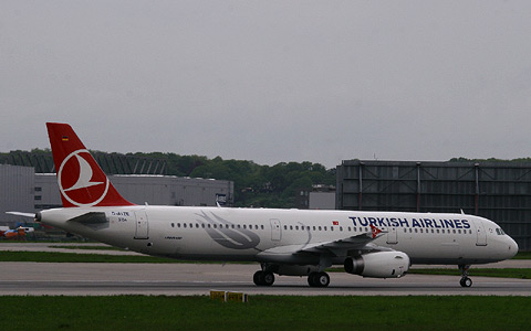TURKISH AIRLINES  AIRBUS A321-232 TC-JSA