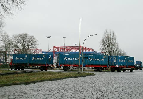 REFLEKTION.INFO - Bild des Container-Transport am Containerterminal EUROKAI