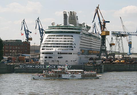 REFLEKTION.INFO - Bild des Tages:  Raddampfer FREYA & Kreuzfahrtschiff VOYAGER OF THE SEAS
