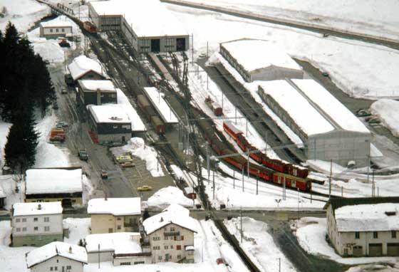 Blick mit Teleobjektiv vom Ntschen auf Andermatt