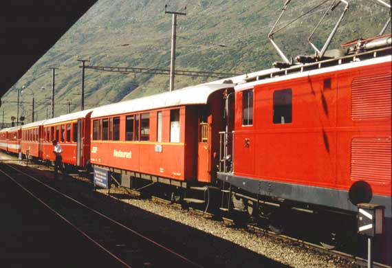 Mit dem Gegenzug fhrt der Speisewagen wieder Richtung St. Moritz